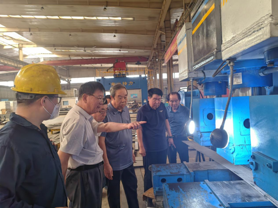 市人大原副主任潘漢久、市原安監(jiān)局局長(zhǎng)張憲考察船舶加工建設(shè)項(xiàng)目